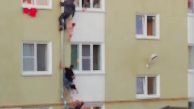 Good Samaritans Climb Drainpipe to Save Kids From Fire