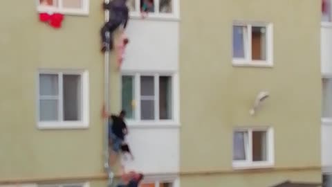 Good Samaritans Climb Drainpipe to Save Kids From Fire