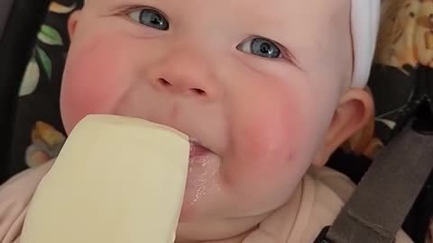 this child tries ice cream for the first time,the reaction will make you laugh