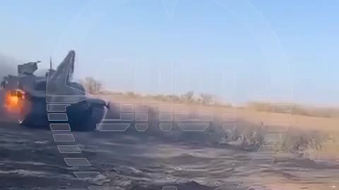 Russian Armed Forces fighters epically burst into Selidovo DPR on a burning tank