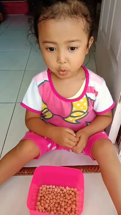 child snacking while nodding.