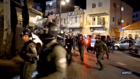 Occupying Zionist Israeli police raided the Mea Shearim Jewish neighborhood at night.