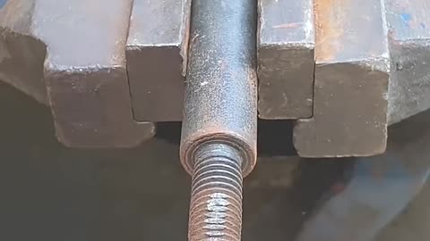 The nut can't be screwed up so it can be operated like this