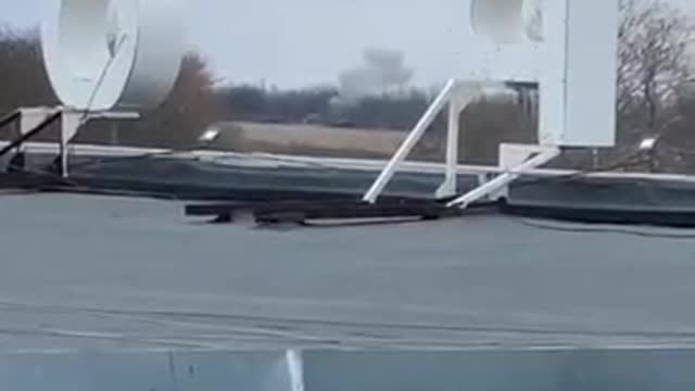 Ukrainian Rapid Operational Respons Unit targeting a Russian vehicle from a roof