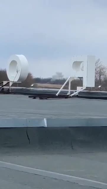 Ukrainian Rapid Operational Respons Unit targeting a Russian vehicle from a roof