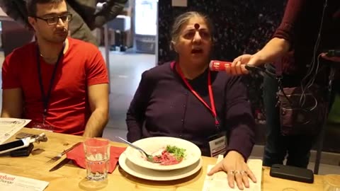 Vandana Shiva Apela à Guerra de Bill Gates.