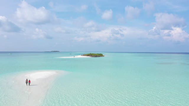 Stroll on the sandy beaches of paradise！