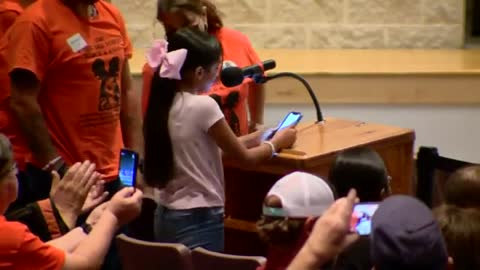 'Turn in your badge!' _ Young Uvalde girl angered by law enforcement response at