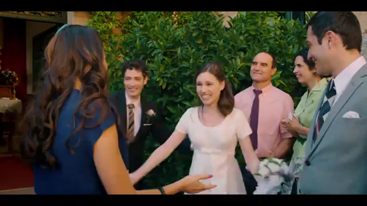 Claudia y Mateo se casan y sus amigos les sorprenden con una gran fiesta