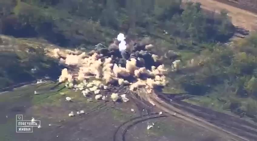 A US HIMARS missile with a proximity fuze hits Russian D-30 122mm artillery.