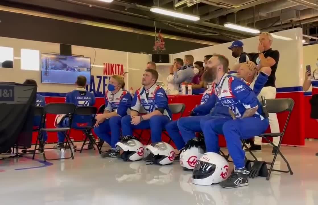 F1 pit crew cheering for Max Verstappen during last lap / Abu Dhabi GP