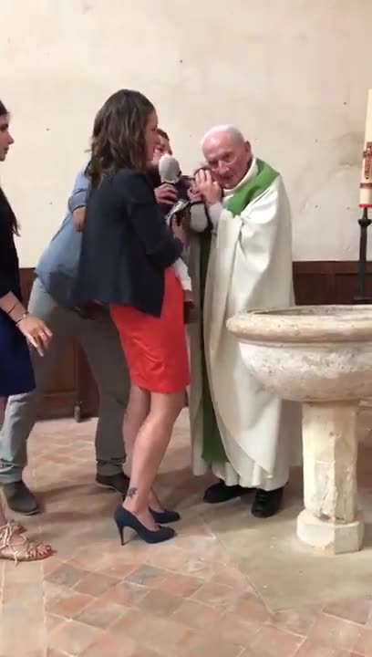 Ksiądz uderza dziecko za płacz podczas chrztu