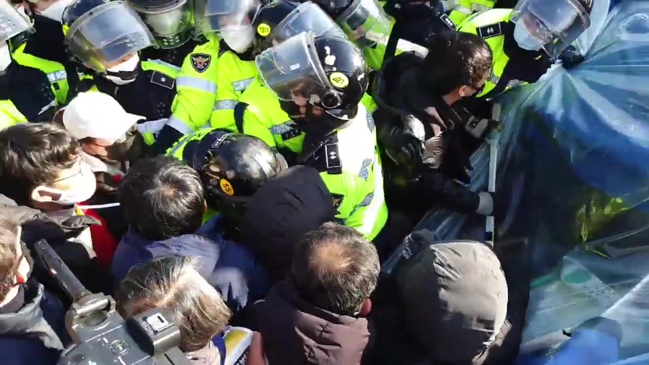 20200301_V3_S01(wHETlI2rBbo)경찰이 용역역할도 대신 하는가_ 경찰과 용역의 역할분담을 상세히 목격하다!