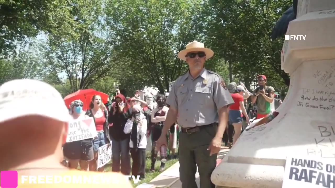 🚨 JUST IN: Pro-Palestine “protestors” are vandalizing statues in DC and