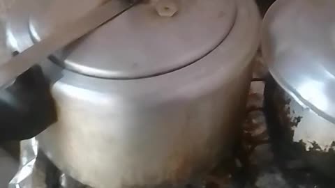 Gravando esse vídeo aqui ó e a panela só no vapor