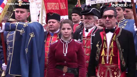 Brojni građani, branitelji i državni dužnosnici okupljaju se ispred bolnice u Vukovaru