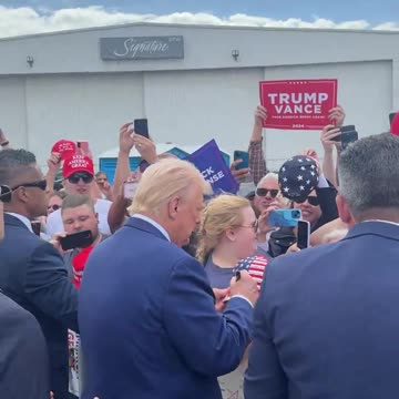 President Trump greets supporters in Michigan! 🇺🇸