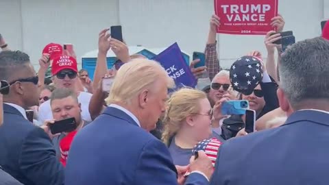 President Trump greets supporters in Michigan! 🇺🇸