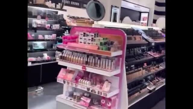 Three U.S. thieves ransack cosmetics store, leaving customers stunned