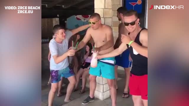 Ispijanje koktela na Zrću