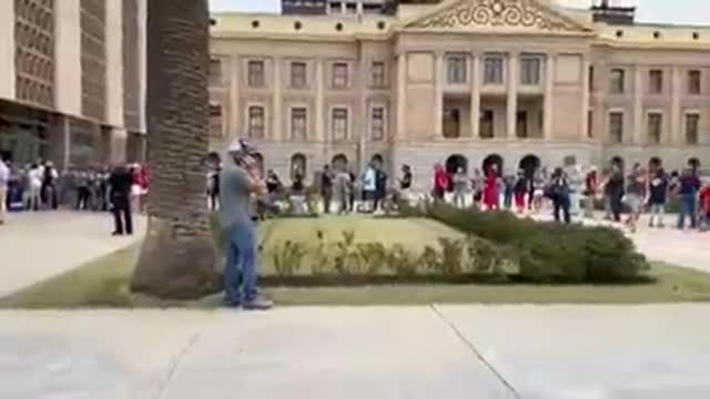 Hommes en armes sécurisant le capitole en Arizona lors des audits