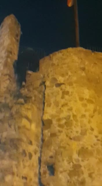 Tumban lazos gigantes y entregan y un inodoro al mozo independentista Albert Donaire (2)