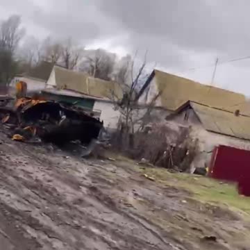 Ukrajinský BTR - 80 vyřazený přímým zásahem projektilu ruské armády