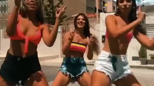 Garotas se garantem no forró