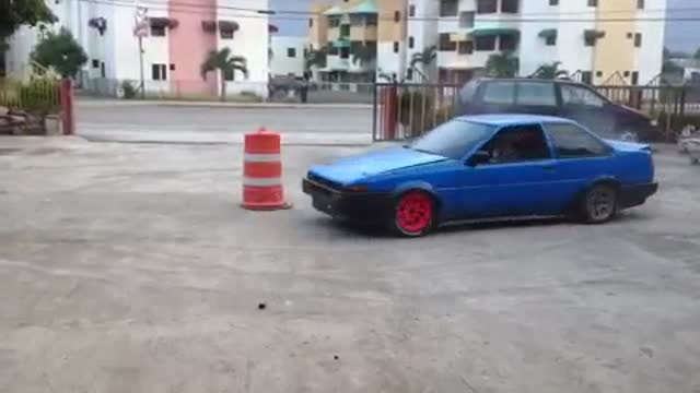 Toyota AE86 (Trueno) - Doing circles (Drift)