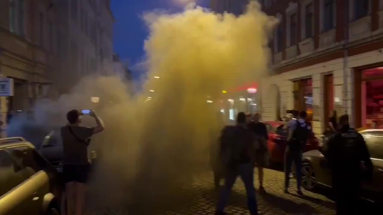 Left-extremists take to the streets in Dresden following the surge of the AfD