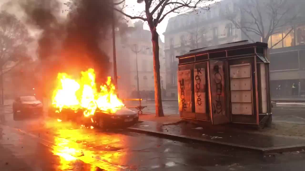 Paris Continues To Burn Because Of Macron's Choice To Raise Fuel Tax