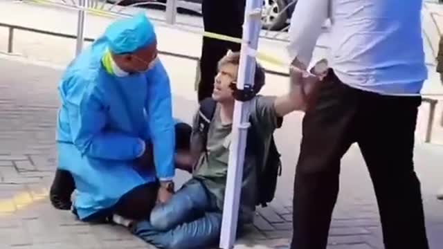 When a foreigner in China refused to take a COVID-19 test😳