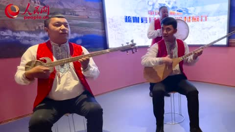 Anne in Xinjiang - Exploring the folk instrument village in Kashgar