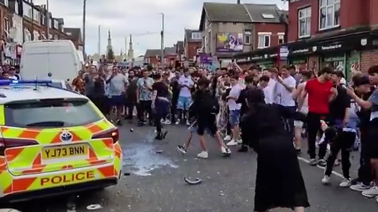 Insane riots going down in the uk, is London falling?