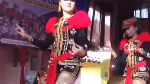 perempuan cantik yang menyenangkan