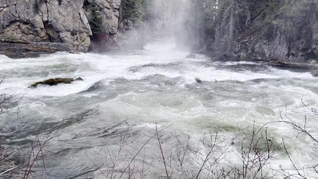 Arriving at Benham Falls Area – Deschutes River – Central Oregon – 4K