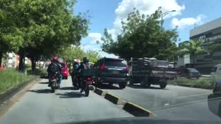 Video: Taxista realizan ‘plan tortuga’ pidiendo a la autoridades que combatan la piratería