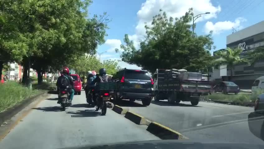 Video: Taxista realizan ‘plan tortuga’ pidiendo a la autoridades que combatan la piratería