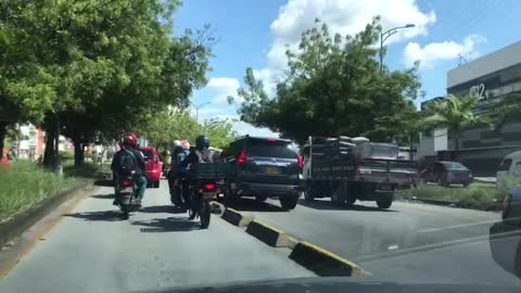 Video: Taxista realizan ‘plan tortuga’ pidiendo a la autoridades que combatan la piratería