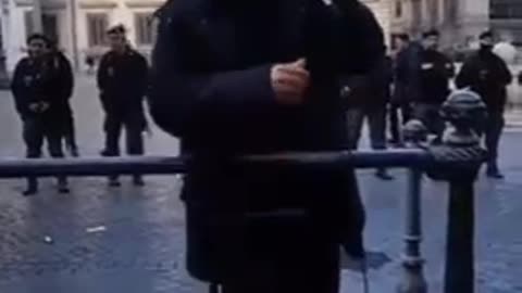 proteste di un agricoltore davanti Montecitorio