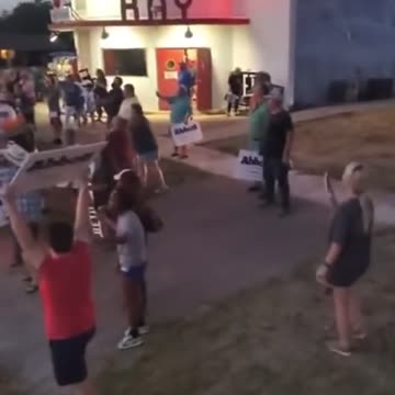 Fake Latino, Robert "Beto" O’Rourke, chased out of event by Patriots