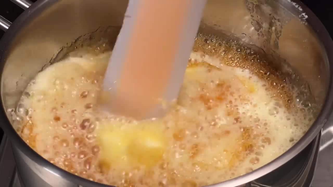 Snickers Käsekuchen, der in deinem Mund schmilzt! 5-Minuten-Rezept! Sie werden staunen!