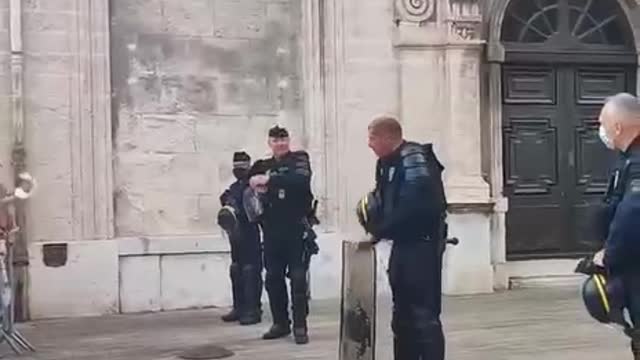 Proteste, a Marsiglia come in Italia la polizia fa un gesto di solidarietà verso i manifestanti