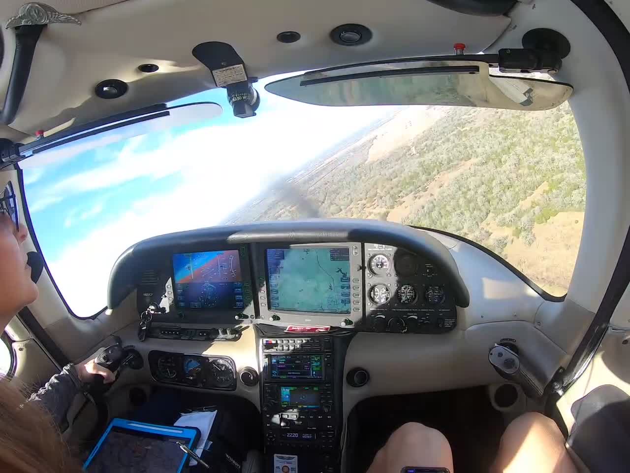 Cirrus SR22 visual approach CLL RWY 35