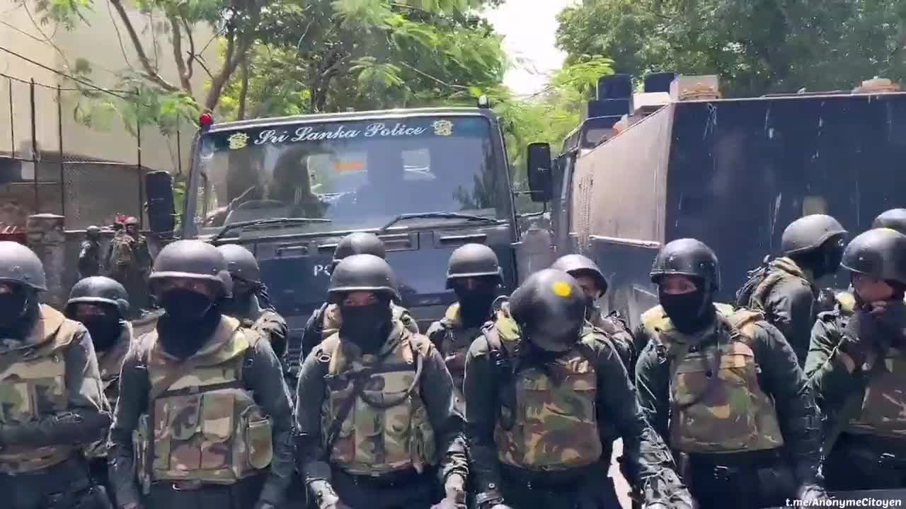 Sri Lanka: Police deploy tear gas at protesters in front of PM and now President's office