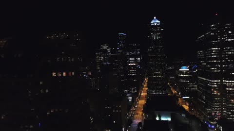 Filmación aérea capta magníficamente el centro de Seattle de noche