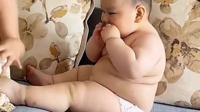 When does your child refuse to wear clothes? huuu baby
