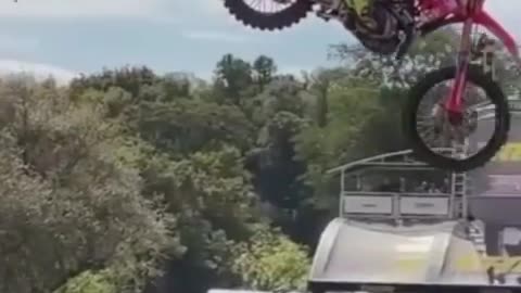 How MOTOCROSS riders control their bike MIDAIR