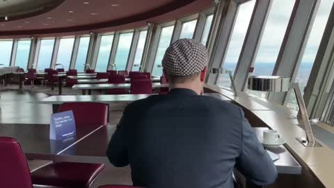Teletrabajar desde un museo, un lago o la Torre de televisión de Berlín