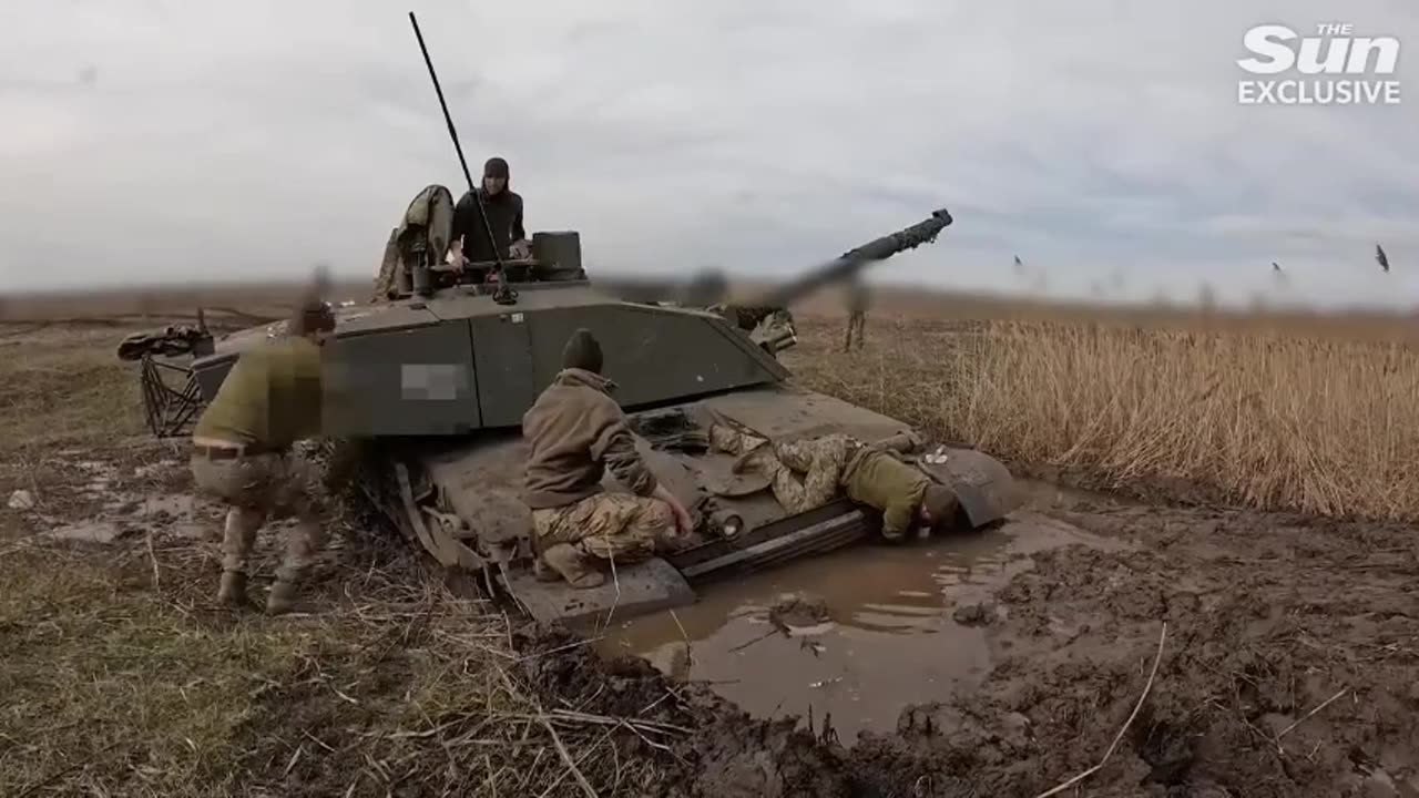 British journalists filming a story in Ukraine about the “Challenger-2” when it got stuck in the mud